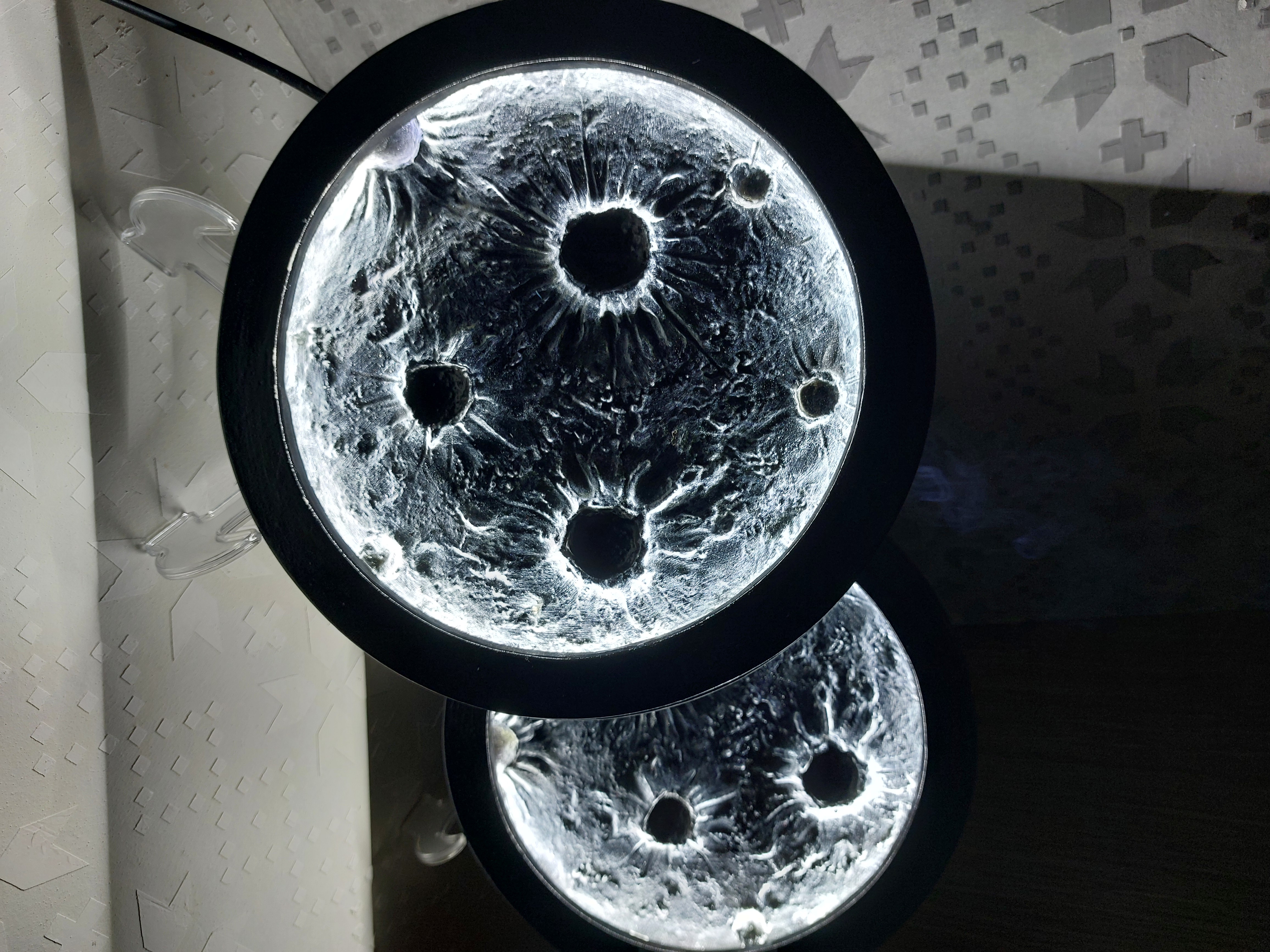 چراغ خواب ماه سیاه چاله