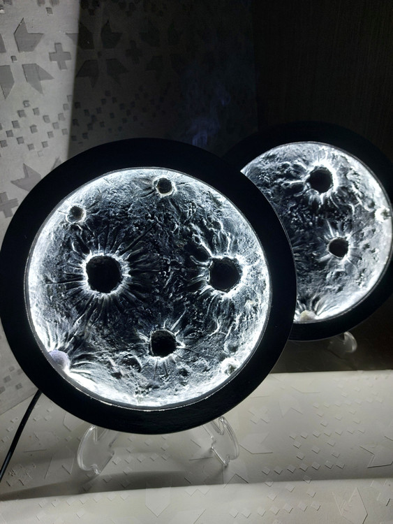 چراغ خواب ماه سیاه چاله